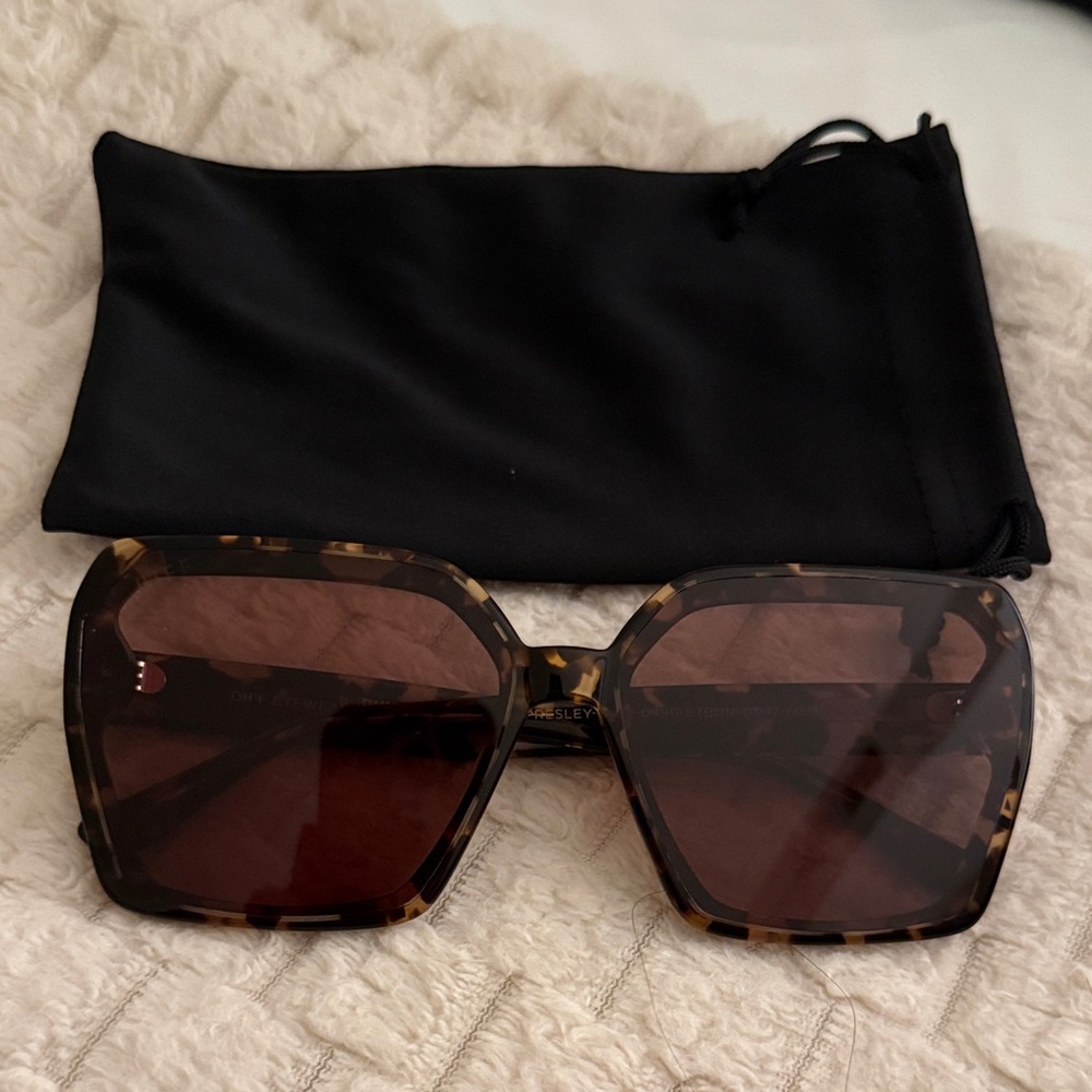 Diff Eyewear Tortoise Sunglasses with Black Case